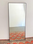 ESPELHO - Grande espelho retangular bisotado com fina mildura em madeira. Med. 162x72 cm.