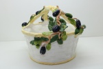 Centro de mesa em cerâmica em formato de cesto com alça central decorada com ramos e frutos da oliveira (azeitonas pretas e verdes. Med. 24x30 cm.