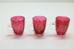 CRISTAL - Lote de 3 delicadas canecas em cristal veneziano, pintadas a mão, corpo vermelho e alças incolor. Med. 5x3,5 cm.