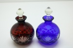 CRISTAL OVERLAY - Lote de 2 perfumeiros em cristal overlay, ricamente lapidados, sendo um rm tom azul e um em tom vermelho. Alt. 12 cm.