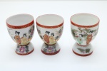 PORCELANA ORIENTAL - Lote de 3 taças/copos para saquê em fina porcelana, ricamente decorado com pintura oriental com policromia de flores e gueixas. Med. 8,5x6,5 cm.
