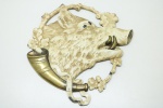 BRONZE - Belo adorno em bronze, representando "Javali" entre corneta. Dia. 20 cm.