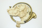BRONZE - Belo adorno em bronze, representando "Cão" entre corneta. Dia. 20 cm.