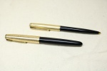 COLECIONISMO,Lote de uma (1) caneta tinteiro, bico de pena, e uma (1) caneta esferográfica, marca PARKER, tampa contrastada 1/10 12K Gold Filled Made in USA e possui marca possessória com a legenda: L.J NUNES. Marcas do tempo.
