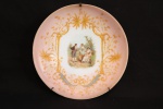 BACCARAT - Rarissímos prato em opalina francesa de "Baccarat", séc. XIX, pintado em tom rose da borda para o centro, decorados com flores em relevo em tom amarelo e ao centro decorado com cena galante policromada. Dia. 24 cm.