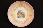 BACCARAT - Rarissímos prato em opalina francesa de "Baccarat", séc. XIX, pintado em tom rose da borda para o centro, decorados com flores em relevo em tom amarelo e ao centro decorado com cena galante policromada. Dia. 24 cm.