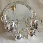 METAL - Conjunto de jogo de chá, composto de bule de café, bule de chá, leiteira, açucareiro. Maior 18 cm e menor 11 cm. Banho em bom estado.