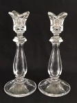 DEMI CRISTAL - Par de belos castiçais em demi cristal. Alt. 26 cm.