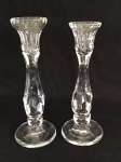 DEMI CRISTAL - Par de belos castiçais em demi cristal. Alt. 26 cm.