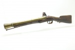 COLECIONISMO - Antigo, grande e pesado Bacamarte, circa 1800, em madeira e bronze e ferro. Possue placa em metal com brasão do Reino da casa dos BOURBONS. Arma utilizada pelas tropas reais, pós REVOLUÇÃO FRANCESA. Peça desativada em função da legislação. Medidas: 79x6cm. Peça original da época e pelo tempo peça em ótimo estado de conservação.