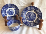 FAIANÇA INGLESA - Enoch Woods, xícara de chá com pires e prato para pão em faiança inglesa nas cores azul e branco dita "Fazendinha" marcada England em sua base. Medida: xícara 6x10 cm; Pires: 15 cm; Prato: 17 cm.