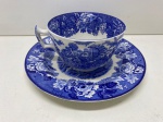FAIANÇA INGLESA - Enoch Woods, xícara de chá sem pires e com prato para pão em faiança inglesa nas cores azul e branco dita "Fazendinha" marcada England em sua base. Medida: xícara 6x10 cm e Prato: 17 cm.