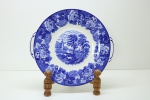 FAIANÇA INGLESA - Enoch Woods, bandeja redonda com alças em faiança inglesa nas cores azul e branco dita "Fazendinha" marcada England em sua base. Med. 27x25 cm.