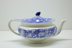 FAIANÇA INGLESA - Enoch Woods, bule de chá em faiança inglesa nas cores azul e branco dita "Fazendinha" marcada England em sua base. Med. 12x26x16 cm.