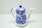 FAIANÇA INGLESA - Enoch Woods, bule de café em faiança inglesa nas cores azul e branco dita "Fazendinha" marcada England em sua base. Med. 20x19 cm.