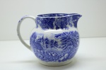 FAIANÇA INGLESA - Enoch Woods, leiteira em faiança inglesa nas cores azul e branco dita "Fazendinha" marcada England em sua base. Med. 13x17 cm.