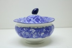FAIANÇA INGLESA - Enoch Woods, açucareiro em faiança inglesa nas cores azul e branco dita "Fazendinha" marcada England em sua base. Med. 11x13 cm.