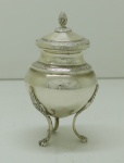 PRATA DE LEI - Delicado açucareiro em prata brasileira, contrastada 800 mls, sustendo por 3 colunas com acabamento de garras, tampa solta com puxador de pinha. Alt. 13 cm e peso 171 gr. PEÇA NÃO EXPOSTA NO LEILÃO, A MESMA ENCONTRA-SE NO COFRE DO BANCO.