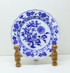 MEISSEN - Prato decorativo em porcelana inglesa nas cores azul e branco. Decoração no padrão "Cebolinha". Med. 20 cm.