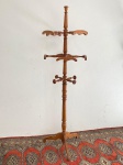 Mancebo em Péroba do Campo com 12 ganchos, todo torneado. Alt. 190 cm.
