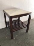 DESIGN Mesa de apoio em jacarandá maciça - Tampo em mármore branco - Prateleira inferior ripada - Anos 70. Med. 50x45x45 cm.