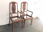 Par de cadeiras de braços em madeira nobre, assentos em palhinha. Med. 114x55x48 cm. Necessita reparos.