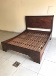 Cama de casal em madeira nobre. Med. 127x218x170 cm.