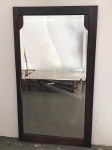 Grande espelho bisotado com moldura em jacarandá. Med. 170x95 cm. Espelho apresenta um trincado, que esta sobre detalhe de jacarandá. Não dando sendo vísivel.