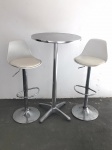 Conjunto de par de cadeiras com estofados e mesa alta para bar, tampo, base e coluna central em alumínio, tampo no formato circular. Med 102x38x30 cm e mesa 110x60 cm.