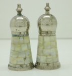 DIVERSOS - Lote de pimenteiro e saleiro com corpo em madreperola com tampa e base em metal espessurada a prata. Alt. 11 cm.