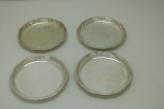 METAL ESPESSURADO A PRATA - Parte de baixela em metal espessurada a prata, da manufatura WOLFF, composta de: 4 porta garrafas redondas. Dia.13 cm.