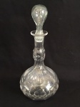 CRISTAL - Belíssima licoreira em cristal europeu, lapidação dedão, tampa adaptada, com base redonda. Alt. 30 cm.