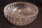 BACCARAT - Bowl em cristal francês, da fomosa cristelaria BACCARAT, no modelo 'Bombou Torce", assinada no fundo. Med. 12x25 cm. Base com bicados.