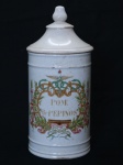VELHO PARIS - Pote de farmácia em porcelana francesa século XIX, ricamente decorado com motivos florais e ao centro descrito POM de PEPINOS. medindo 24 cm de altura e 11 cm de diâmetro na base. Marcas do tempo e de uso, bicados e craquelado natural.
