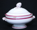 LIMOGES - Sopeira em fina porcelana francesa na cor branca com frisos e faixas grená. Med. 20x22 cm. Possui lascado na borda.