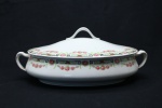 FAIANÇA INGLESA - sopeira oval com tampa em faiança branca decorada com pintura floral. Marcada no fundo.