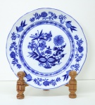PORCELANA - Prato decorativo em porcelana nacional nas cores azul e branco. Decoração no padrão "Cebolinha". Med. 24,5 cm.