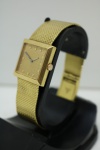 RELÓGIO - Boucheron Déc.50/60 - Relógio com pulseira e caixa em ouro amarelo. Corda. Funcionando. Peso bruto 64 gr. PEÇA NÃO EXPOSTA NO LEILÃO, A MESMA ENCONTRA-SE NO COFRE DO BANCO.