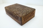 Linda caixa indiana em madeira nobre com riquíssima decoração floral, entalhados a mão. Med. 7x21x13 cm.