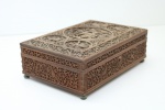 Linda caixa indiana em madeira nobre com riquíssima decoração floral, entalhados a mão - Tampa com 5 cenas de divindades. Não possue chave. Med. 8x22x15 cm.