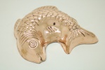 COBRE -Antiga forma em cobre, representando peixe. Med. 6x28x24 cm. Polida.