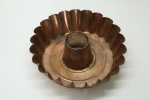 Antiga forma em ferro banhada em cobre, redonda, ondulada e com furo ao centro. Med. 20x31 cm. Pontos de ferrugens.