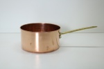 COBRE - Panela em cobre com alça em bronze, polida. Med. 8,5x17x31 cm. Pequenos amassados.