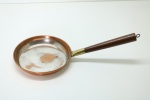 COBRE - Frigideira em cobre com cabo em madeira, interior estanhado, acabamento em metal dourado. Med. 2x16x35 cm.