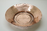 COBRE - Pequena bacia em cobre polido. Med. 5x23 cm.