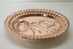 COBRE - Bela travessa oval em cobre, elevada sobre pés em metal dourado, borda ondulada e recortada, fundo em relevo. Med. 7x40x27 cm. Polida.