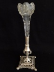 PRATA DE LEI - Delicada floreira com base em prata de lei (193 gr), sustentando soliflor em cristal, ricamente lapidado com borda recotada. Med. 22x7x7 cm. PEÇA NÃO EXPOSTA NO LEILÃO, A MESMA ENCONTRA-SE NO COFRE DO BANCO.