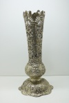 PRATA DE LEI - Belíssima e rara floreira de prata alemã. Finamente vazada, representando cenas galantes, cenas de querubins, cinzelado, burrilado e fino serrilhado, com desenho de flores, folhas e perolados. Contraste no fundo. Alt. 42 cm, peso: 933 gr. PEÇA NÃO EXPOSTA NO LEILÃO, A MESMA ENCONTRA-SE NO COFRE DO BANCO.