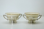 PRATA DE LEI - Par de xícaras de porcelanas marca Lenox com suportes em prata sterling. Peso dos suportes 92 gr. Fios de cabelo. PEÇA NÃO EXPOSTA NO LEILÃO, A MESMA ENCONTRA-SE NO COFRE DO BANCO.