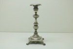 PRATA DE LEI - Lindo castiçal Portuguesa contraste "L Coroa", início do séc. XIX. Base quadrada com pés em garra. Corpo com torneados diversos, rendilhado e cinzelado. Alt. 21 cm e 413 gr. PEÇA NÃO EXPOSTA NO LEILÃO, A MESMA ENCONTRA-SE NO COFRE DO BANCO.